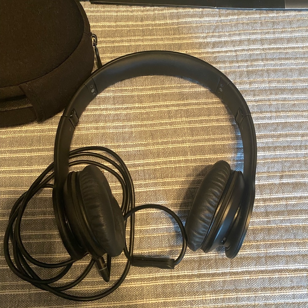 Beats by Dre Sleek Black On-Ear Headphones with Padded Comfort